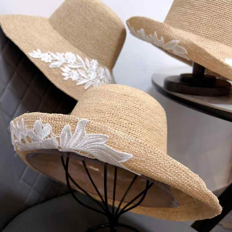 麦わら帽子 レディース 夏用 海辺 大つば 漁夫風 折りたたみ 刺繍花柄 防紫外線 遮陽 軽量 麦わら素材 レース刺繍 アイボリー ビーチウェア 普段使い アウトドア 涼しい 通気性 女性向け カジュアル 春夏