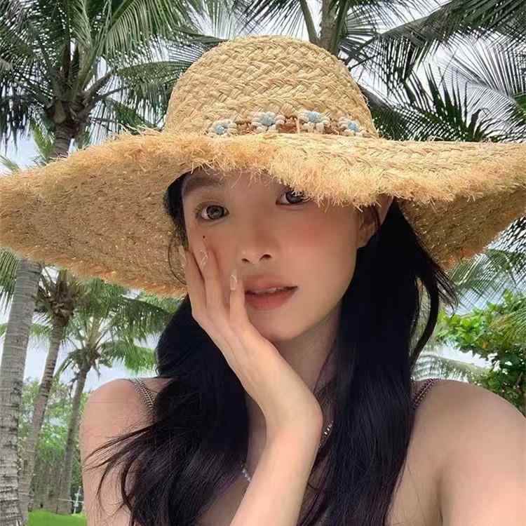 麦わら帽子 女性用 春夏 ラフィ草 手編み 大帽檐 黄色小花 米色小花 透気性 防紫外線 遮陽 ビーチ リゾート かわいい 自然 淑女 休日スタイル ラフィ草素材 軽量 夏用