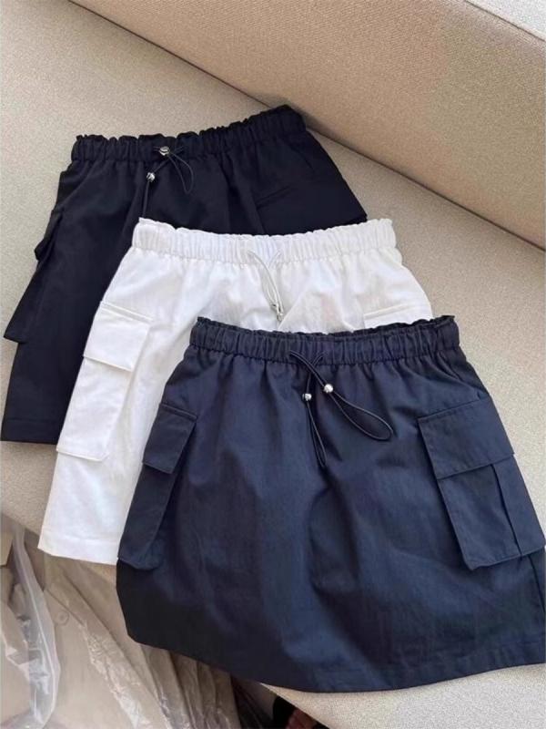 半身スカート 女性用 夏用 工装風 短丈 Aライン 膝上丈 ウエストゴム ドローストリング 両サイドポケット 包み込みスタイル スリムフィット ポリエステル 無弾性 黒 ネイビー 白 デイリーカジュアル 日韓風 快適 軽量 シンプル