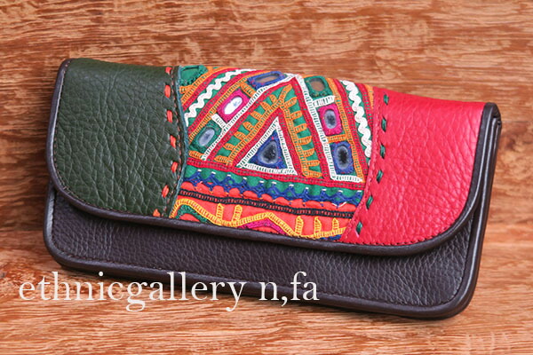 楽天市場】インドのミラーワーク刺繍古布×レザー長財布（レッド