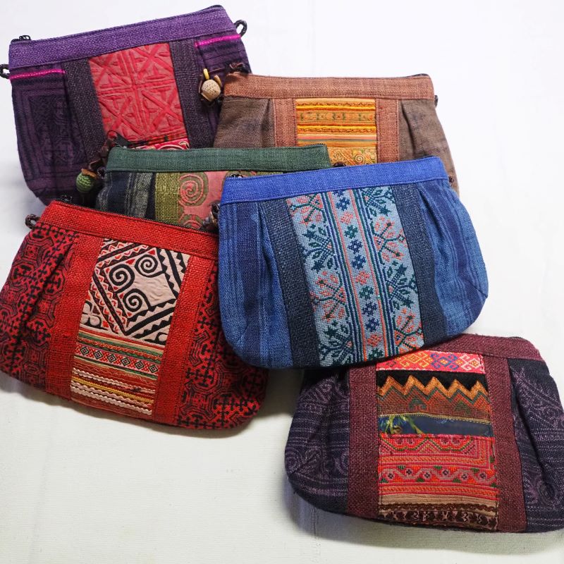 こ　ポーチ　民族 ていねいに刺繍されたモン族のポーチ。 数あるモン族刺繍の