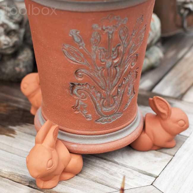 楽天市場 直輸入 3個セット 英国 イギリス 製 テラコッタウサギのポットフィート Rabbit Pot Feet かわいい ポットフット 足台 鉢置き 鉢足 鉢台 年12月再入荷 庭道具屋 Toolbox 園芸用品