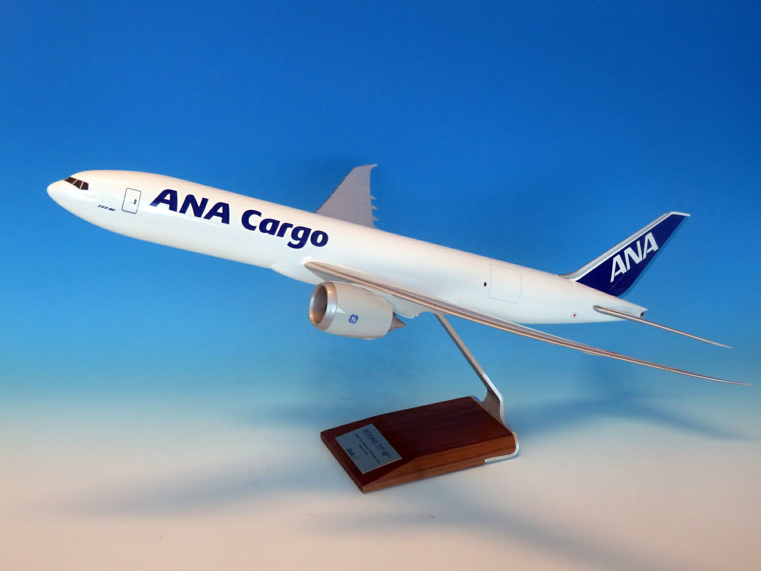 777-8F ANA 全日空カーゴ 木製台座プレート付 1/1002024年4月9日発売 全日空商事 飛行機 / 飛行機模型 / 模型 / 完成品 / 完成品模型 [NH00113]｜航空機模型ＴｏｐＧｕｎトップガン