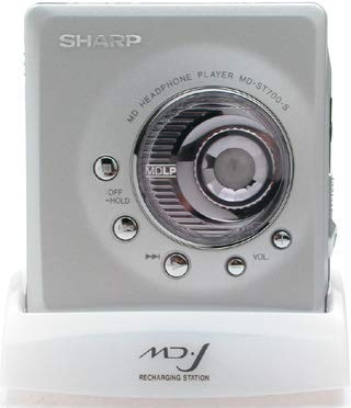 【中古】SHARP 読みやすい MD-ST700-S しろがね色 ポータブルミニディスクプレーヤー MDLP相応う （携帯型MD電気蓄音機/MD生まれ変わり専用機/MDウォークマン）