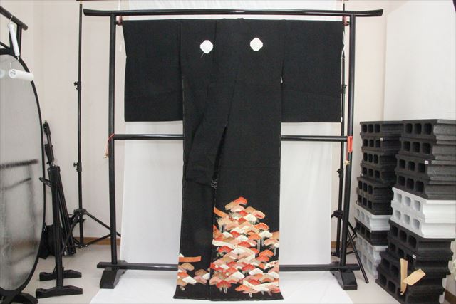 訳あり実バス発着場持ちはこび店卸し資産 正絹黒留袖 絹100% 黒（松×藤） 燕尾服 華燭の典 着付けの読み合わせる トッカ 貨物輸送無料 貨物輸送込み 和服-着物-レディースファッション