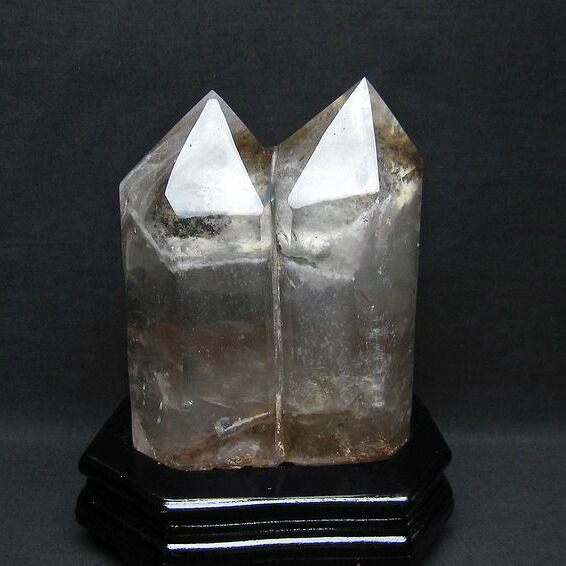 2.4Kg 水晶 六角柱 crystal quartz 石英 水晶ポイント 浄化 パワーチャージ 天然石 水晶 台座付属 一点物 送料無料 162-55