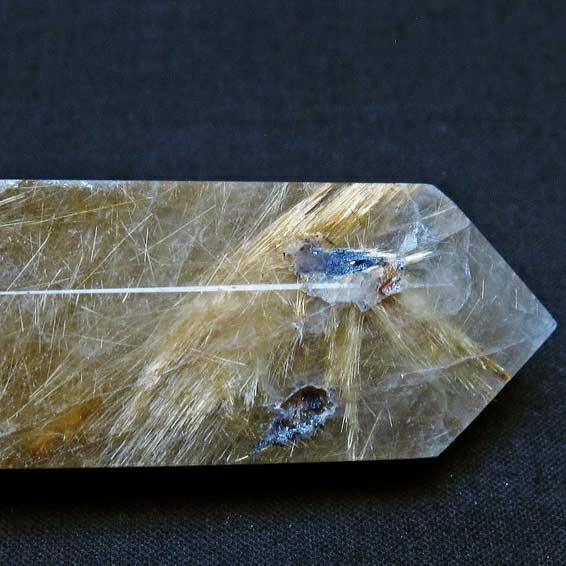 【割引中】タイチンルチル 4角柱 2025年「乙巳（きのとみ）」ヘビの刻印入り『金線ルチル水晶