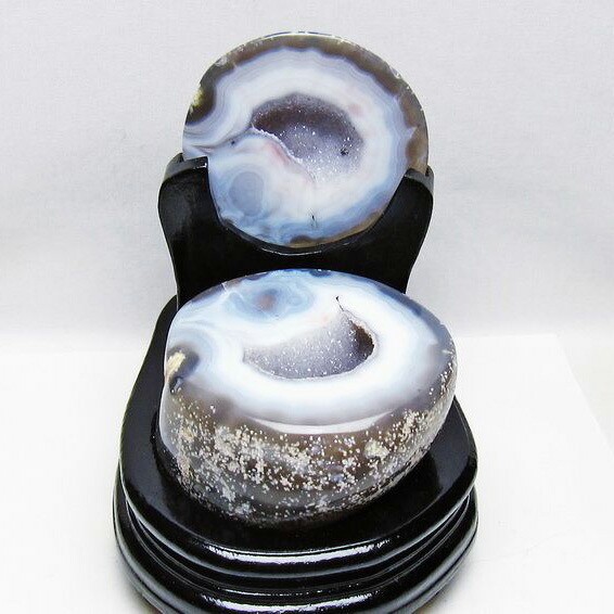 1.1Kg トレジャーメノウ アゲート 財宝メノウ 聚宝盆瑪瑙 agate ジオード 原石 瑪瑙 置物 龍穴 パワースポット 風水 開運 台座付属 一点物 送料無料 175-1521