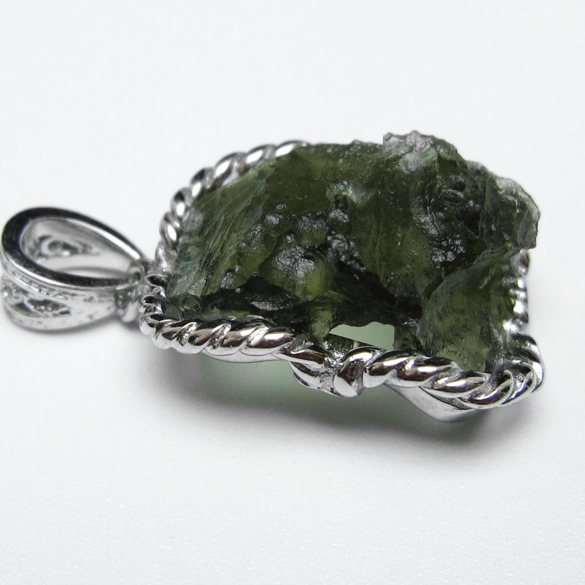 モルダバイト ペンダント モルダウ石 ペンダントトップ 原石 moldavite pendant 天然ガラス メンズ レディース 一点物 送料無料 199-540｜天然石・パワーストーンの東昇