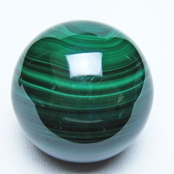 マラカイト 丸玉 41mm クジャク石 スフィア 玉 置物 球体 孔雀石 malachite パワーストーン 天然石 送料無料 一点物 141-8302｜天然石・パワーストーンの東昇