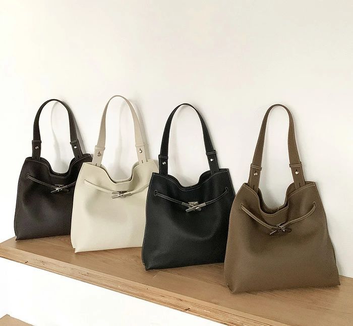 本革 トートバッグ レディース バッグ バケツ型 バッグ 大きめ 肩掛けバッグ かばん 本革 バッグ レディース 牛革 大容量 通勤バッグ お仕事バッグ バケツバッグ ビジネス OL きれいめ カジュアル お洒落 高級 高見え 上品 黒 ブラック｜totoco