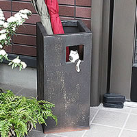 信楽焼小窓ねこ角型傘立て！部屋の入り口の室内装飾！瀬戸もの 信楽焼かさたて 瀬戸もの傘立て 和風傘立て やきもの 傘たて つぼ ツボ しがらき 傘入れ カサタテ 営造祝 開店祝 [kt-0259]