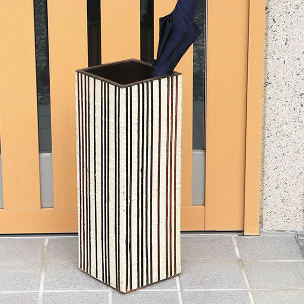 【今だけ限定10%OFFクーポン】信楽焼信楽焼イキライン傘立て！玄関のインテリア！陶器 信楽焼かさたて 陶器傘立て 和風傘立て やきもの 傘たて つぼ ツボ しがらき 傘入れ カサタテ 新築祝 開店祝 [kt-0235]