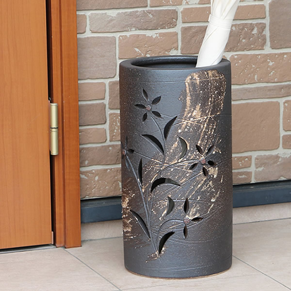 【今だけ限定10%OFFクーポン】傘立て 陶器傘立て 信楽焼かさたて 和風傘立て 傘入れ 壷 しがらき カサタテ やきもの傘立て かさたて陶器 玄関 花器 花瓶 花彫り傘立て [kt-0305]