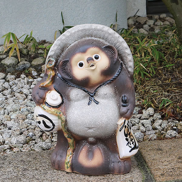 信楽焼の狸 信楽焼 たぬき 置物 高さ21.5cm 陶器 縁起物 7号散歩狸オス ta