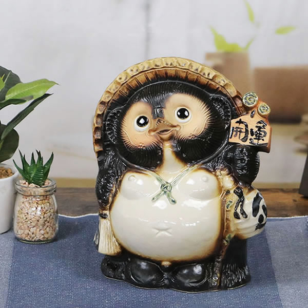 信楽焼　9号福熊手狸　タヌキ　たぬき　狸 Amazon.co.jp: 信楽焼 9号福熊手 しがらきハンカチパッケージ
