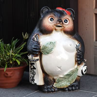 信楽焼　メスだぬきセット Amazon.co.jp: 信楽焼 13号笑福（メス）狸 しがらきハンカチ