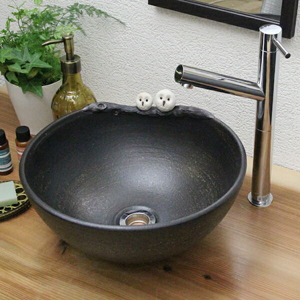 信楽焼き手洗い鉢で洗面台をお洒落に演出 手洗器 洗面ボウル 陶器洗面ボール 洗面鉢 洗面シンク 洗面ボウル陶器 洗面台 洗面ボウル しがらき陶庵 信楽焼仲良しふくろう付き丸 小型 手洗い鉢 飽きのこない洗面鉢 お洒落な洗面器 手洗器 手洗鉢 洗面ボール 洗面シンク