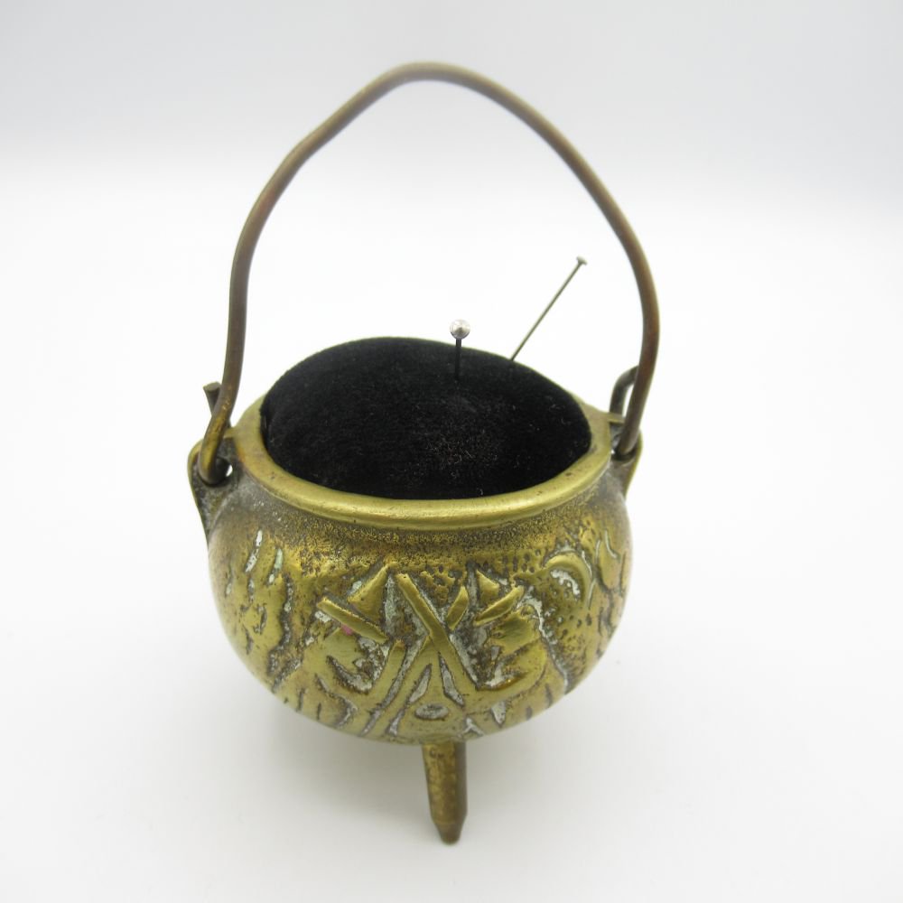 アンティーク雑貨 インテリア ピンクッション 置物 メタル ブラス かま 釜型 魔女 ウイッチ Psicologosancora Es