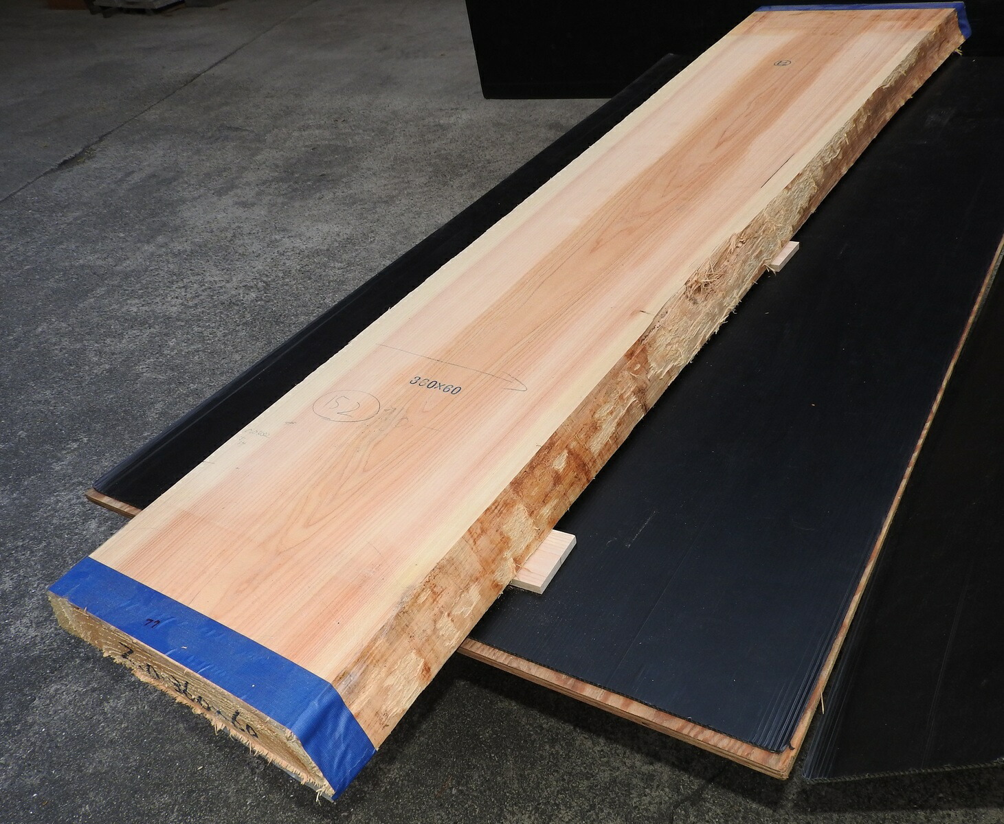 破格値下げ 荒材 ヒノキ桧一枚板 国産上部幅340 440 厚み65 長さ2100ｍｍdiy 原板 自然素材 テーブル板 天板 木材 建築資材 設備