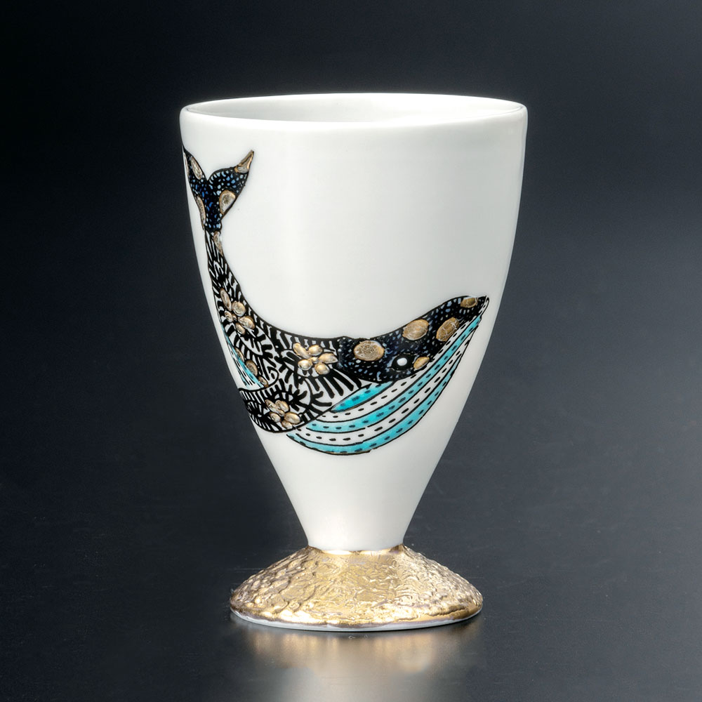九谷焼 酒盃 色絵線描金彩クジラ図/北村和義＜送料無料 酒器 盃 ぐい呑 人気 ギフト 贈り物 結婚祝い/内祝い/お祝い/＞ 桐箱紐通し入り