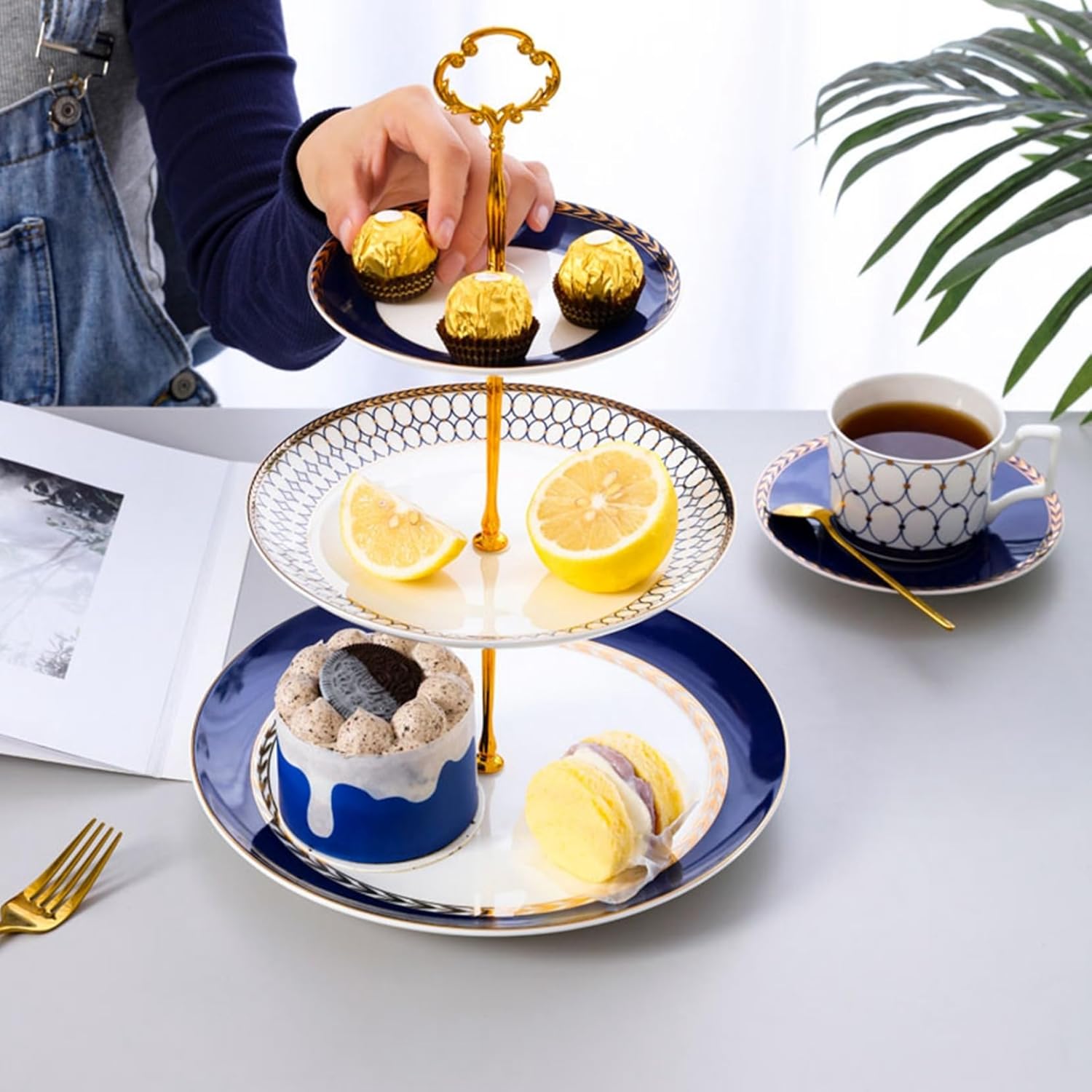 ケーキディスプレイスタンド 西洋菓子一皿 3段 西洋菓子見せびらかす台 陶器 ケーキデコレーションツール 雑貨 身寄り用 卓上 フルーツ 果物 小物 パウダーコンパクト 生まれ落ちる日 華燭の典 寄りあい設備