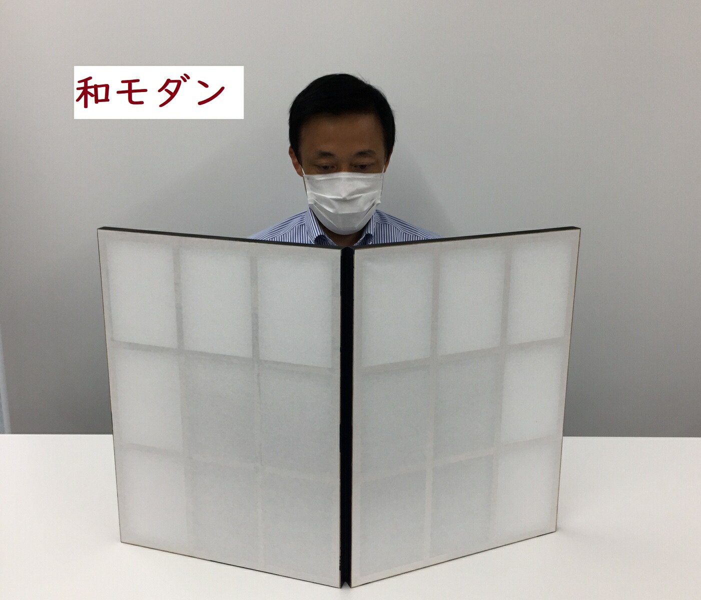 和風パーテーション 格子のデザイン 和モダンとクリアの 種類 自立式 おりたたんで収納可能です 木製 送料無料 受注生産の為 出荷までに 週間いただきます 対面式 窓口 Cooltonindia Com