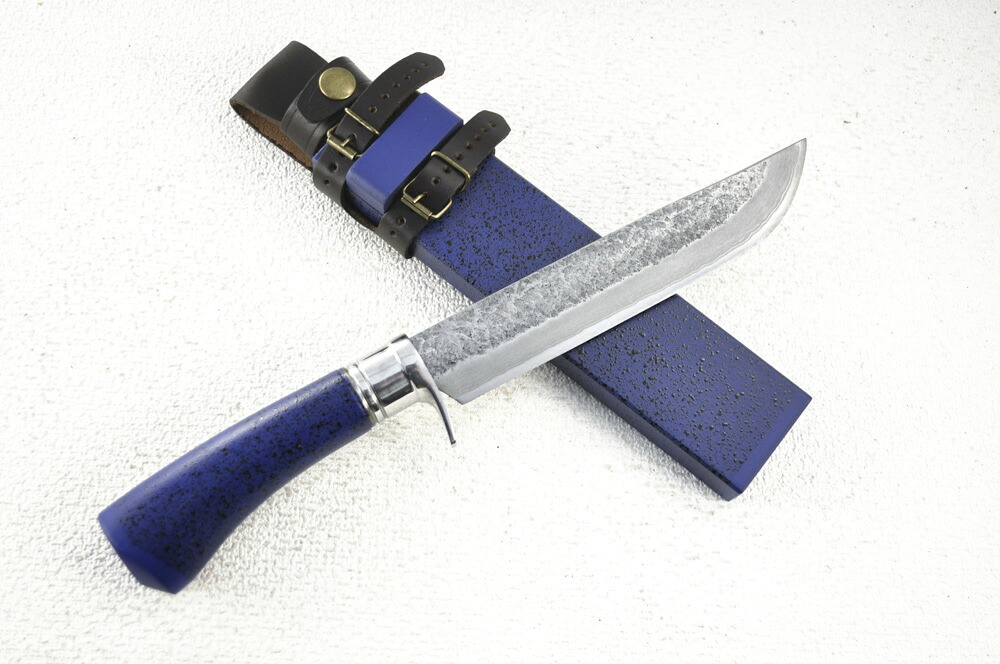 【予約注文30-45日】【侍BLUE剣鉈 青黒チラシ漆拵】侍剣鉈180 dm15青2　 槌目磨 ステンツバ　木鞘/柄　漆塗(青艶消黒石目)　【晶之作】★剣鉈 土佐刃物 アウトドア 狩猟 ナイフ★｜土佐打和式刃物 豊国鍛工場