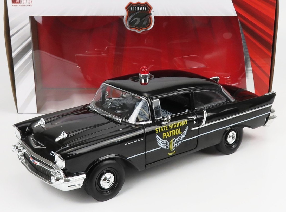Chevroletシボレー 150 Sedanサルーン 1957 Ohio State Patrol Policeトチノキの州州ハイウェイ見まわるお巡りさん 黒いこと / HIGHWAY61 1/18 ミニカー