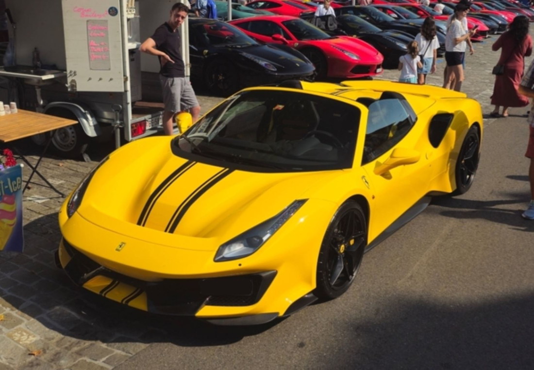 【取って置く】Ferrariフェラーリ 488 Pista Spider Giallo Modena with two black stripes / BBR 1/18 ミニカー