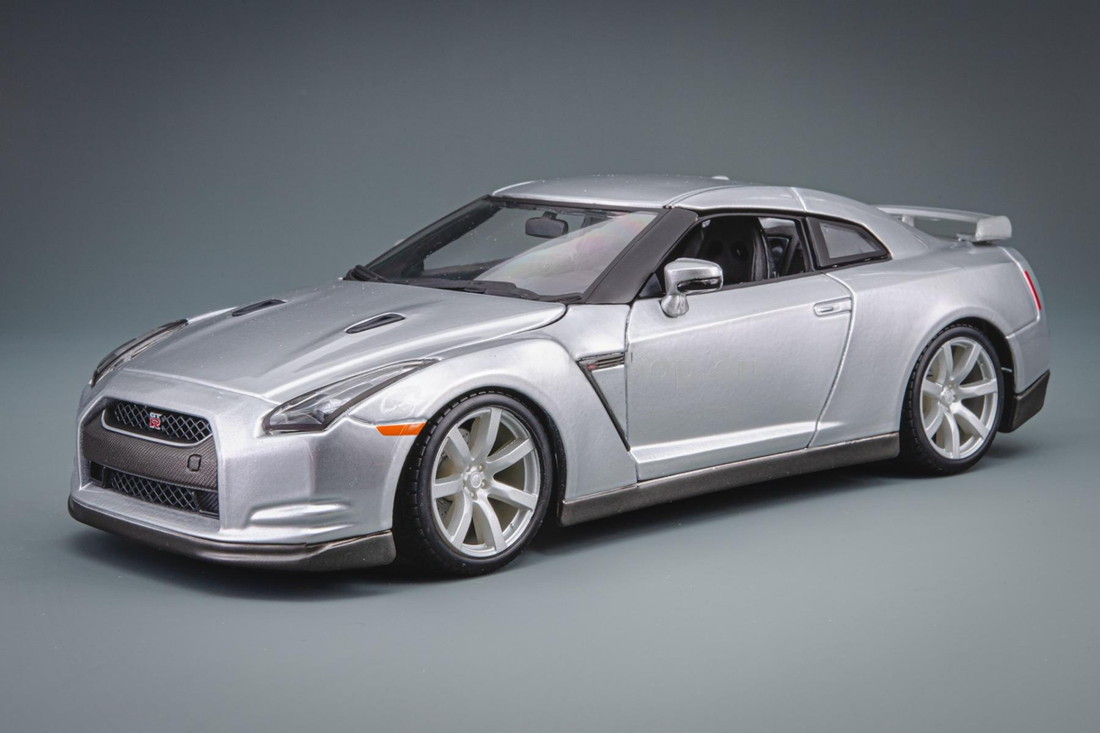 Nissanニッサン GT R (R35) 2009 シルバー /Bburagoブラーゴ 1/18 ダイキャストミニカー