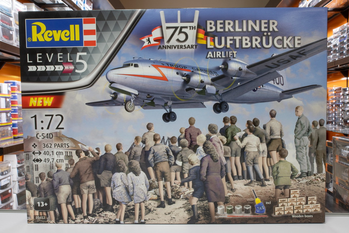 C 54D 75th Anniversary Berliner Luftbrucke Airlift 組み立てプラモキット模型 /Revellレベル 1/72