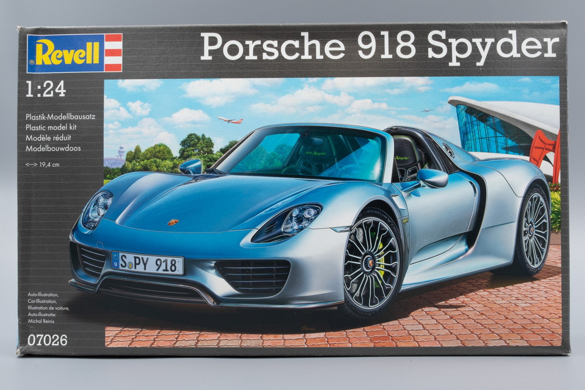 Porscheポルシェ 918 Spyder 組み立てプラモキット模型 /Revellレベル 1/24