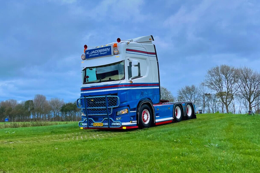 【予約】2026年発売予定 Scaniaスカニア R HIGHLINE CR20H 6X2 TAG AXLE Kristian Jacobsen / WSI 1/50 建設機械 模型