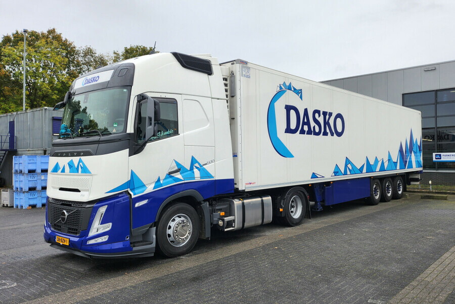 【取っておく】2026年発売予定を組む DASKO VOLVO FH AERO GLOBETROTTER XL 4x2 リーファートレーラー 3軸 トレーラ / WSI 1/50 作り上げる機械類ひな形 工事鉄道車両