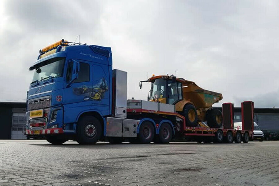 【予約】2026年発売予定 JESPER THYGESEN VOLVO FH5 GLOBETROTTER 6X4 セミ低床トレーラー ランプ付き 4軸 トラック / WSI 1/50 建設機械模型 工事車両