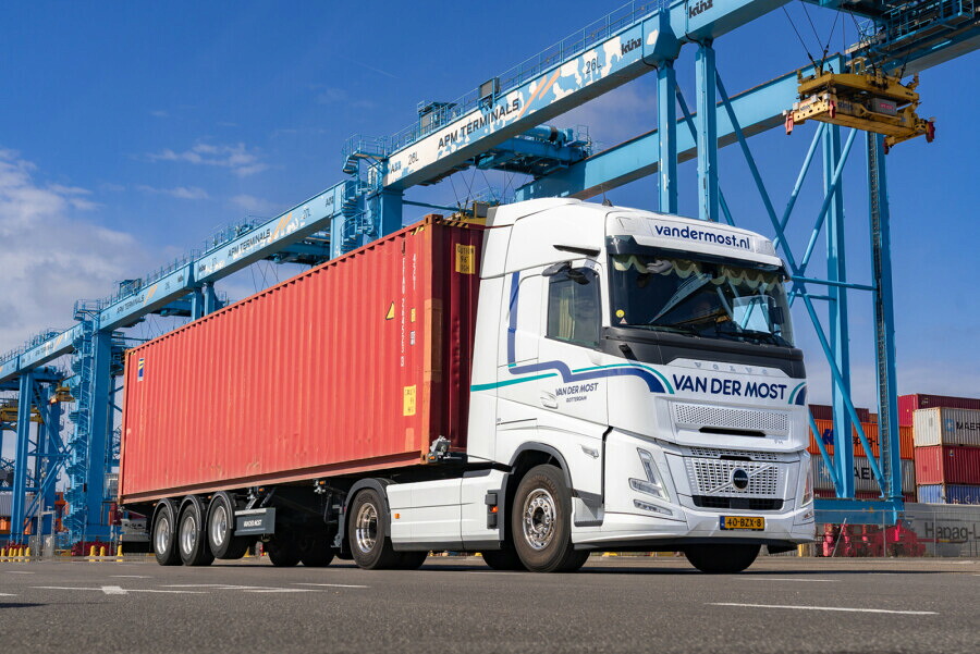 【予約】2026年発売予定 VAN DER MOST VOLVO FH AERO GLOBETROTTER 4x2 フレックスコンテナトレーラー 3軸 + 40FTコンテナ トレーラー / WSI 1/50 建設機械模型 工事車両｜ラストホビー