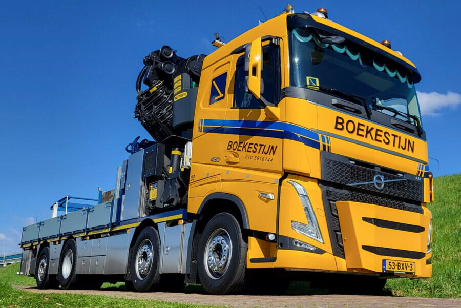 【予約】2026年発売予定 Volvoボルボ FH 5 SLEEPER CAB FLATBED TRUCK 8X2 PALFINGER PK 92002 SH JIB Boekestijn / WSI 1/50 建設機械 模型|ラストホビー