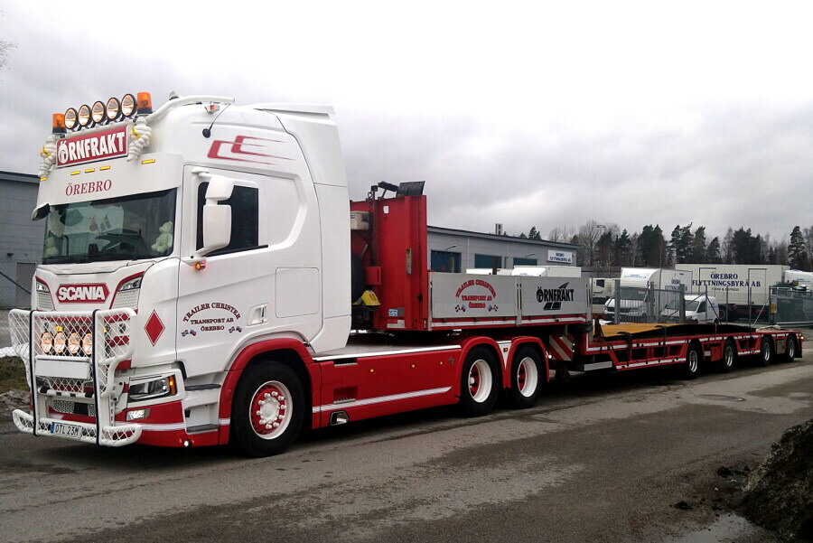 【予約】2026年発売予定 TRAILER CHRISTER TRANSPORT AB SCANIA R ハイライン CR20H 6X2 タグアクスル セミホイールウェル低床トレーラー 4軸 トレーラー / WSI 1/50 建設機械模型 工事車両