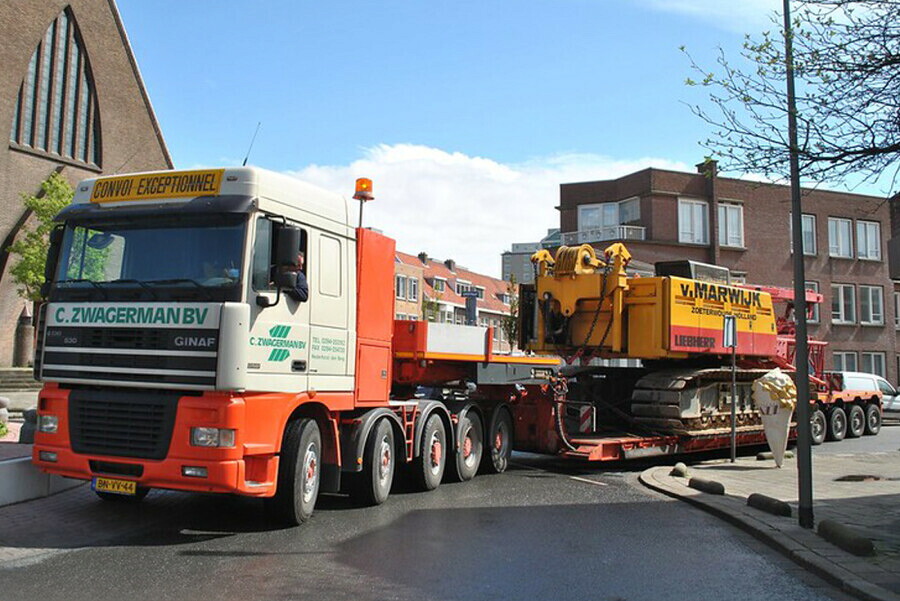 【予約】2026年発売予定 DAF 95XF SPACE CAB 10X4 LOW LOADER - 5 AXLE C. Zwagerman GINAF / WSI 1/50 建設機械 模型