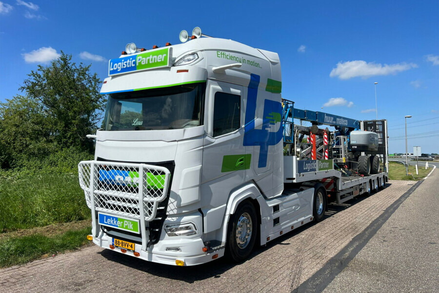 【予約】2026年発売予定 DAF XG+ 4X2 SEMI LOW LOADER WITH RAMPS 3 AXLE Logistic Partner / WSI 1/50 建設機械 模型
