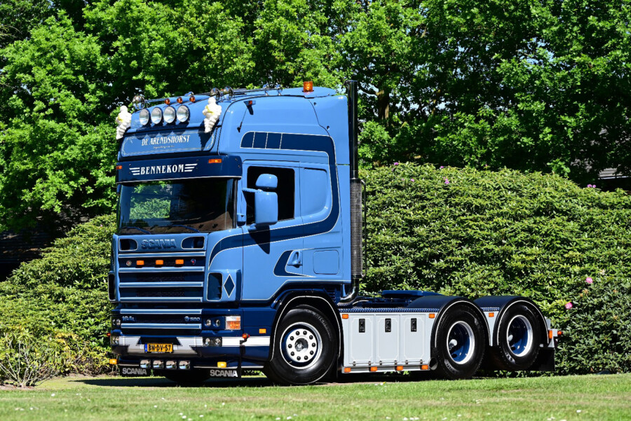 【予約】2026年発売予定 Scaniaスカニア 4 SERIES TOPLINE 6X2 TAG AXLE De Arendshorst / WSI 1/50 建設機械 模型｜ラストホビー