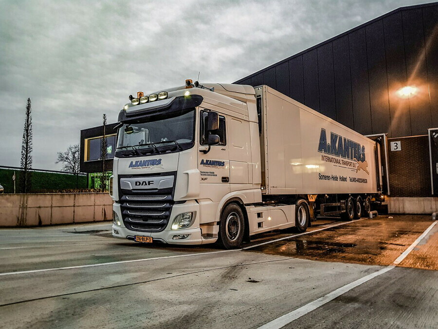 【予約】A. KANTERS TRANSPORT DAF XF SPACE CAB MY2017 4X2 REEFER TRAILER 3軸 トラック/WSI 1/50 建設機械模型 工事車両｜ラストホビー