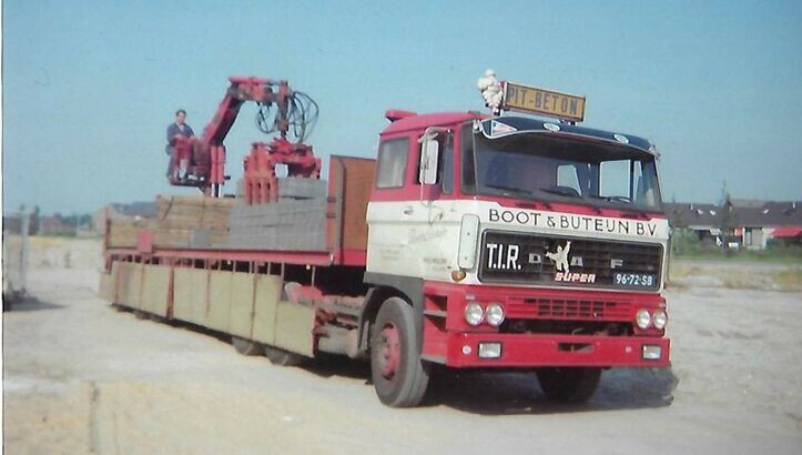 【予約】12月以降発売予定BOOT & BUTEIJN DAF 2800 6X4 CLASSIC BRICK TRAILER 3軸 トラック /WSI 1/50 建設機械模型 ミニチュア 25,550円