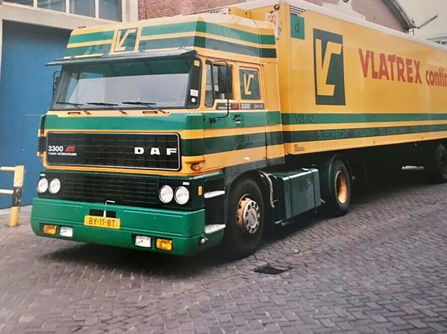 【予約】2025年発売予定VLATREX DAF 3300 SPACE CAB 4X2 REEFER TRAILER - 3 AXLE ショベル/WSI 1/50 建設機械模型 工事車両｜ラストホビー