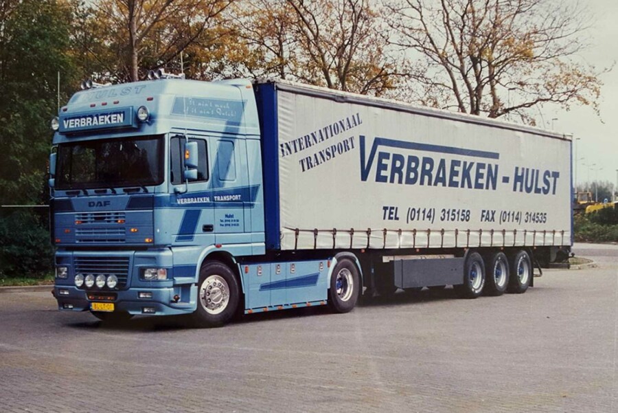 【取っておく】2025年発売予定を組む VERBRAEKEN DAF 95XF スーパースペースキャブ 4×2 カーテンサイドトレーラー - 3軸 / WSI 1/50 作り上げる機械類ひな形 工事鉄道車両
