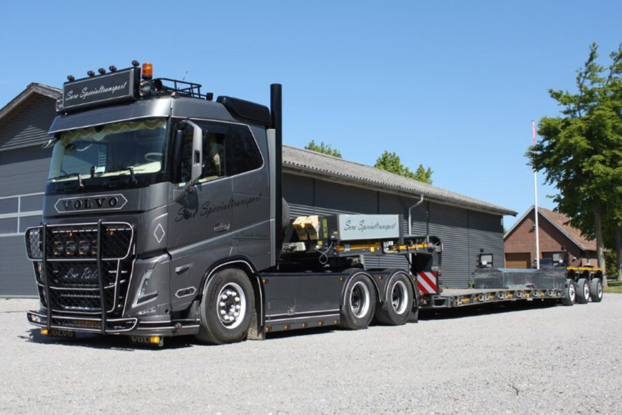 【予約】2026年発売予定 Soro Specialtransport VOLVO FH5 SLEEPER CAB 6X4 LOW LOADER 3 AX / WSI 1/50 ミニカー トラック模型|ラストホビー