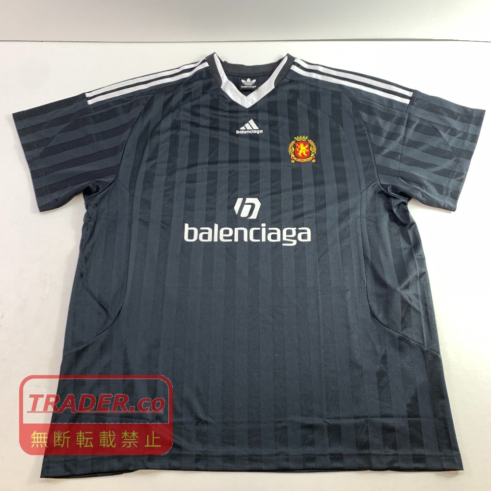 04w7095▽※【中古】バレンシアガ BALENCIAGA × adidas アディダス オーバーサイズサッカー V素っ首 半袖 プルオーバー 3 黒いこと 723663 TNV13 メンズ JP57 2022 01539【八王子店】