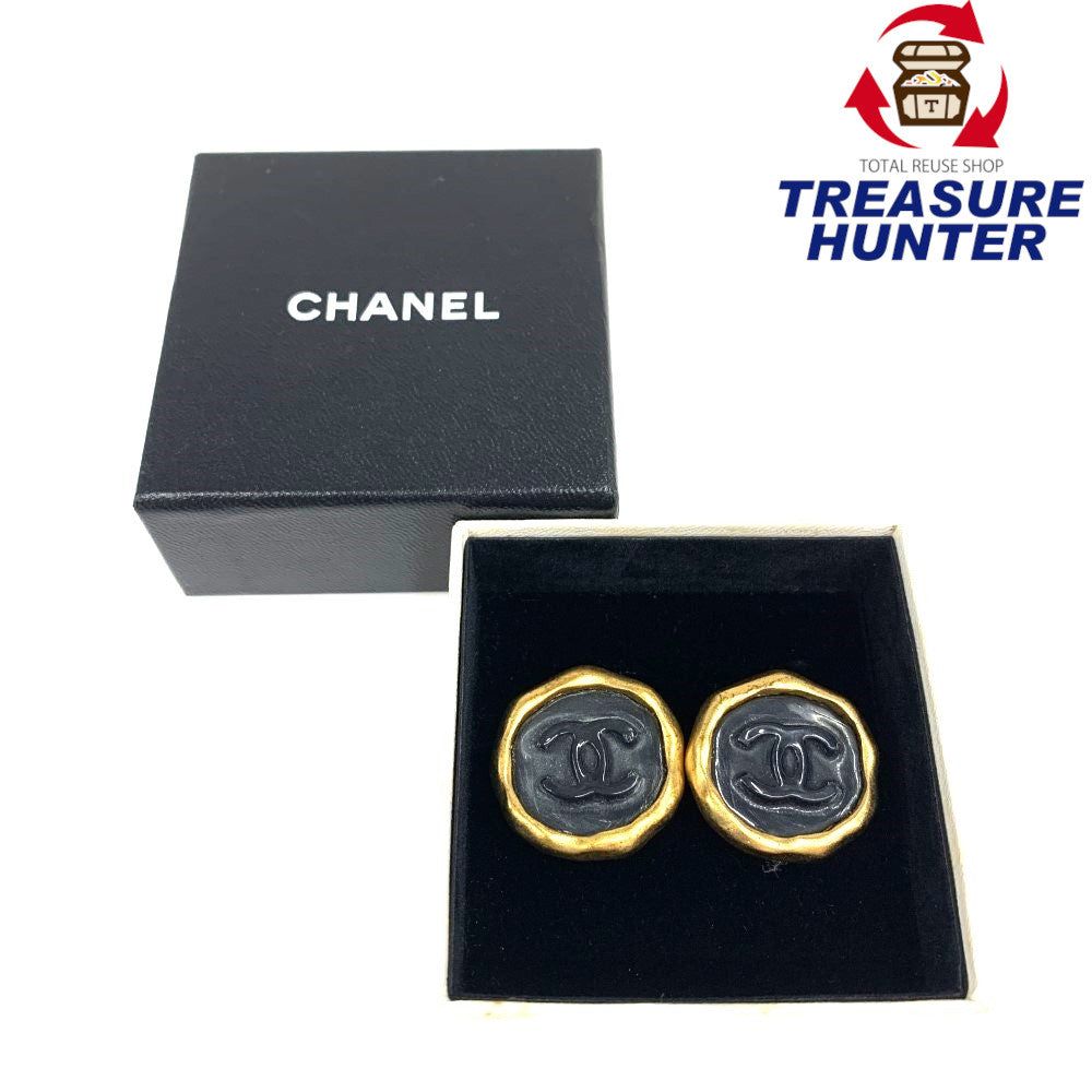 CHANEL(シャネル) ラウンドシーリングスタンプ ココマーク イヤリング バネ式 ブラック×ゴールド レディース 【102061124003】|Treasure Hunter店