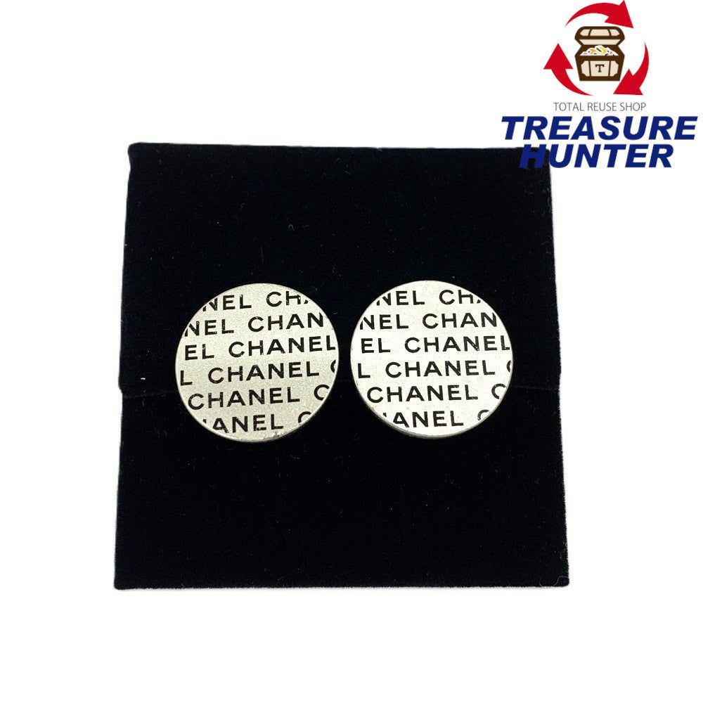 CHANEL(シャネル) ロゴパターンプレート イヤリング シルバー×ブラック文字 バネ式 レディース アクセサリー 【102061359003】|Treasure Hunter店